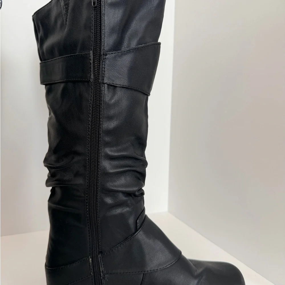 Journee Collection Black Jester Rouched Buckle Mid Shaft Boots Size 7 1/2